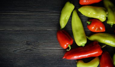 Eski masadaki kağıt. Kırmızı ve yeşil Gıda arka plan. Kağıtlar daire desen. Koyu ahşap arka plan üzerinde taze sebze üst görünümü. Tebrik kartı, poster, metin için kopya alanı ile afiş kavramı.