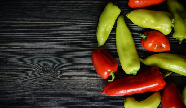 Eski masadaki kağıt. Kırmızı ve yeşil Gıda arka plan. Kağıtlar daire desen. Koyu ahşap arka plan üzerinde taze sebze üst görünümü. Tebrik kartı, poster, metin için kopya alanı ile afiş kavramı.