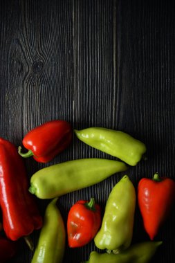 Eski masadaki kağıt. Kırmızı ve yeşil Gıda arka plan. Koyu ahşap arka plan üzerinde taze sebze Dikey Üst görünümü. Tebrik kartı, poster, metin için kopya alanı ile afiş kavramı.