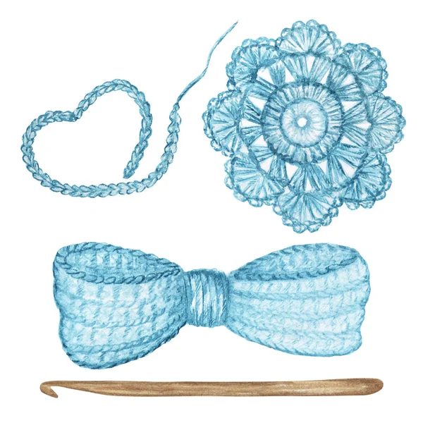 크로 셰 뜨개질 밝은 파란색 하트, 활, 꽃, 후크 손 흰색 배경에 개념을 닫습니다. 수채화 손으로 그린 취미 뜨개질 및 크로 셰 뜨개질 도구 세트. — 스톡 사진