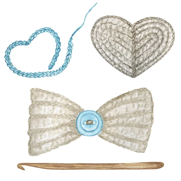 Fermer Crochet coeur gris, arc avec bouton bleu clair, crochet concept fait main sur fond blanc. Aquarelle Hobby dessiné à la main Tricot et crochet outil . — Photo