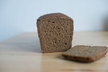 Masanın ön görünümünde çavdar ekmeği