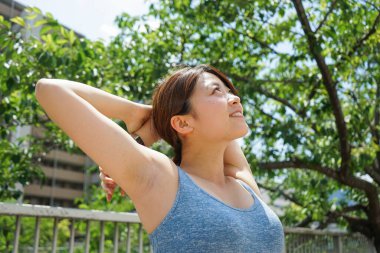 Genç kadın ısınmaya başladı.