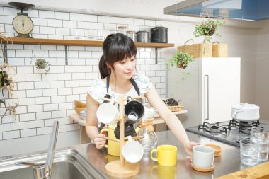 Genç bayan kahve yapıyor.