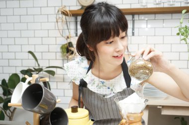 Genç bayan kahve yapıyor.