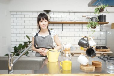 Genç bayan kahve yapıyor.