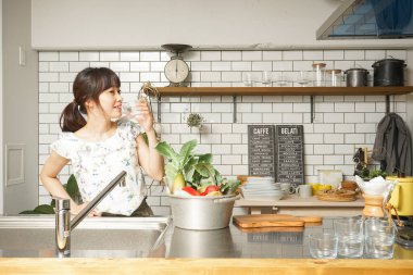 Mutfakta su içen kadın 