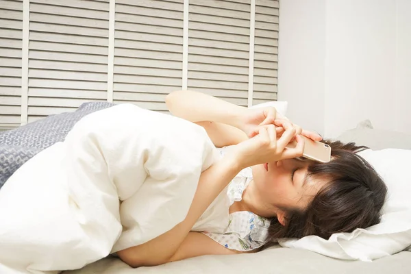Mujer Joven Usando Teléfono Celular Antes Dormir —  Fotos de Stock