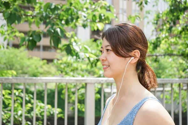 Jovem Mulher Correndo Ouvindo Música — Fotografia de Stock