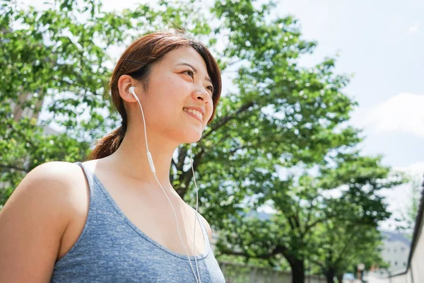 Mujer Joven Corriendo Escuchando Música —  Fotos de Stock