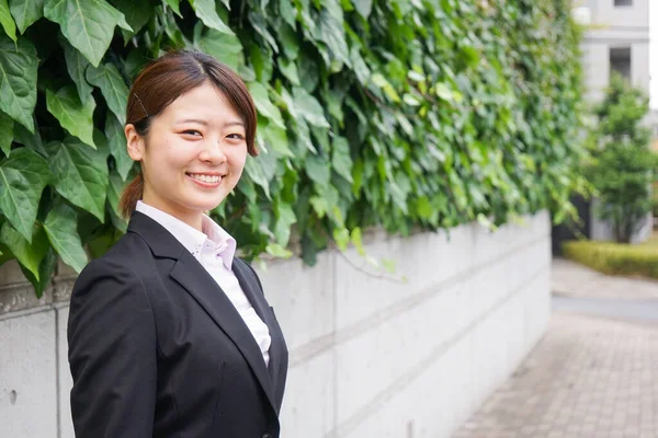 Jovem Mulher Negócios Trabalhando Com Sorriso — Fotografia de Stock