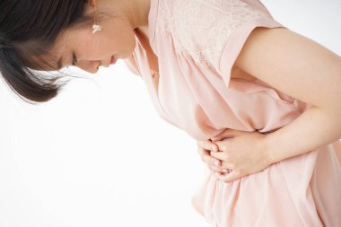  Karın ağrısı çeken genç bir kadın.