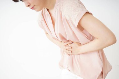  Karın ağrısı çeken genç bir kadın.