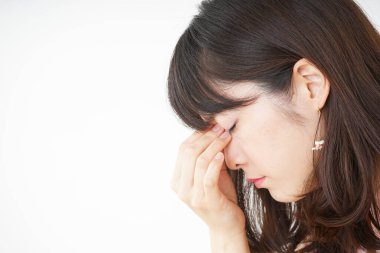 Baş ağrısı çeken genç bir kadın.