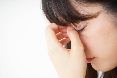 Baş ağrısı çeken genç bir kadın.