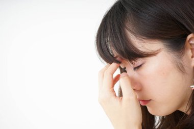 Baş ağrısı çeken genç bir kadın.