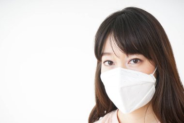  Maske takan genç bir kadın