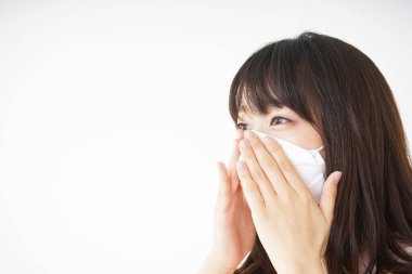  Maske takan genç bir kadın