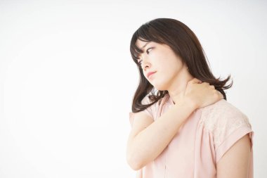 Omuzları kaskatı kesilmiş genç bir kadın.