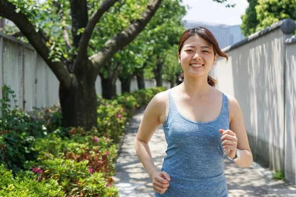 Jong Gelukkig Aziatisch Vrouw Running — Stockfoto