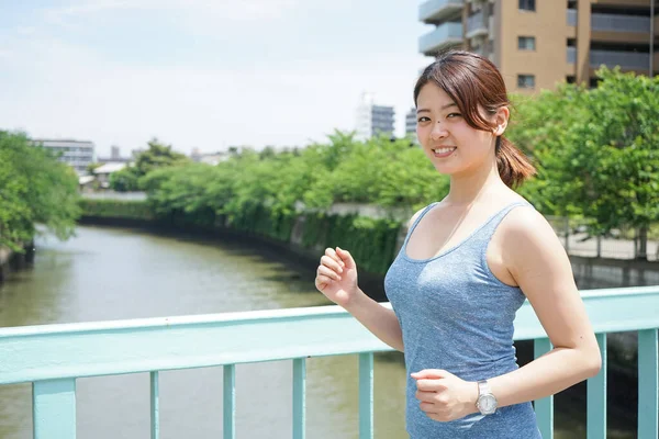 Joven Feliz Mujer Asiática Corriendo — Foto de Stock