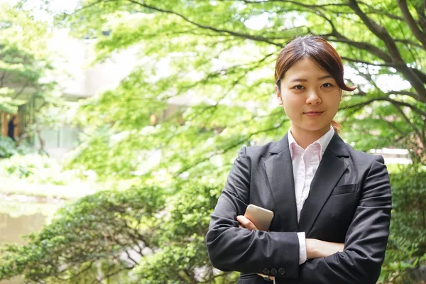 야외에서 아시아 사업가의 — 스톡 사진