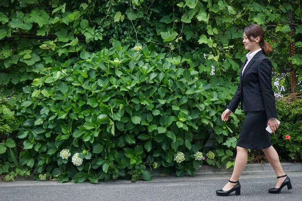 Businesswoman Walking Outdoors Smile — Stock Photo, Image