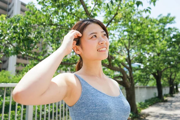 Mujer Joven Sudorosa Aire Libre —  Fotos de Stock