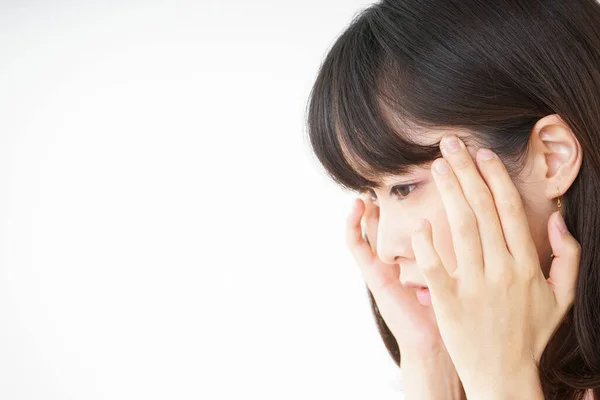 Junge Frau Leidet Unter Kopfschmerzen — Stockfoto