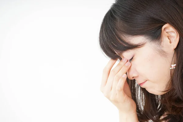 頭痛で苦しんでいる若い女性 — ストック写真