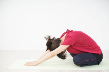 Evinde gerinen genç bir kadın