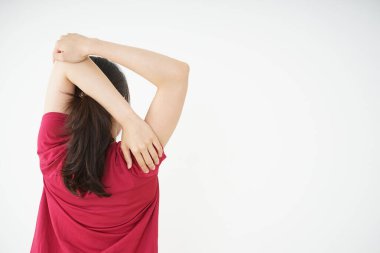 Evinde gerinen genç bir kadın