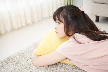 Evde uyuyan genç kadın.