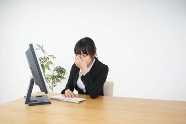 İş kadını ofis işinden bıkıyor