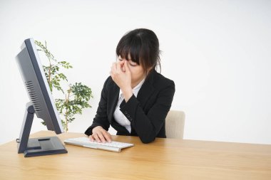 İş kadını ofis işinden bıkıyor