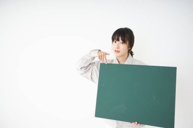  İş üniformalı genç bir kadın tahtası var.