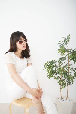 Güneş gözlüğü takan genç bir kadın