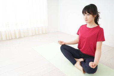  Yoga yapan genç kadın.