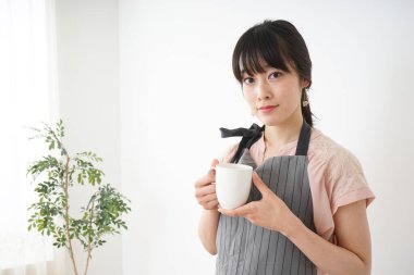 Gülümseyen kadın kafe çalışanları 