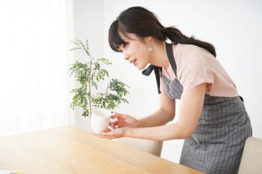 Kafe personeli temizlik masası, yakın görüş.