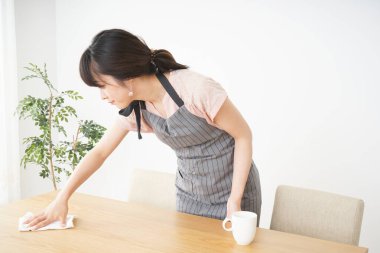 Kafe personeli temizlik masası, yakın görüş.