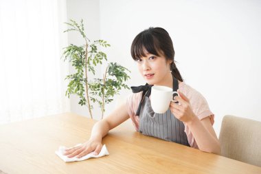 Kafe personeli temizlik masası, yakın görüş.