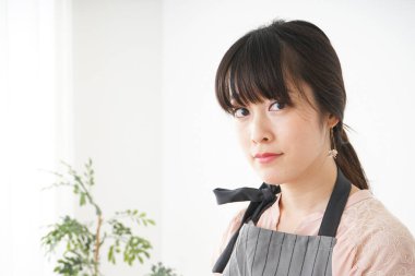 Önlük giyen kafe çalışanları. 