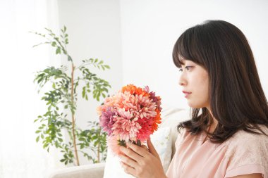 Buketi olan genç bir kadın.