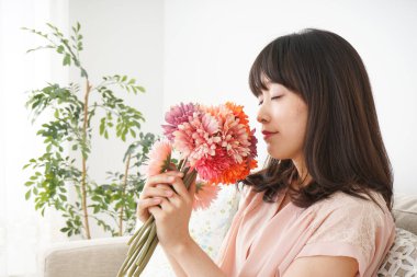 Buketi olan genç bir kadın.