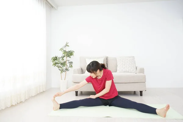 Mujer Joven Estirándose Casa — Foto de Stock