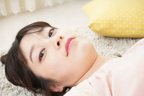 Mujer Joven Durmiendo Casa —  Fotos de Stock