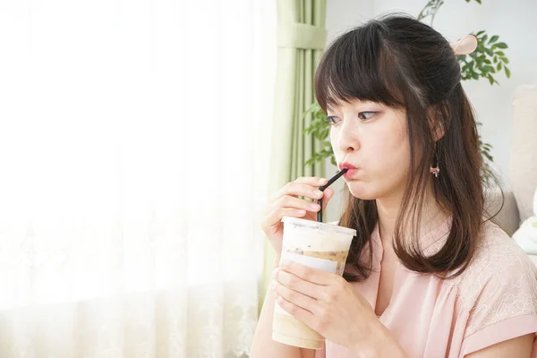 Junge Frau Trinkt Kaffee Zimmer — Stockfoto