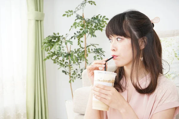 Junge Frau Trinkt Kaffee Zimmer — Stockfoto