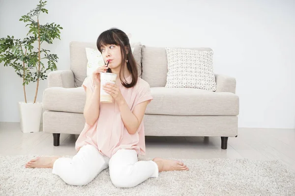 Junge Frau Trinkt Kaffee Zimmer — Stockfoto